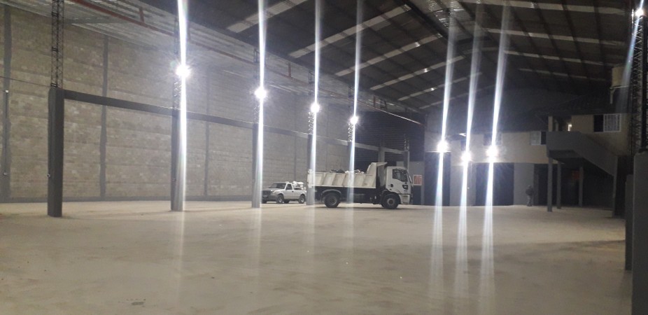 IMPORTANTE GALPON EN ALQUILER. 1800 M2 TOTALES. CON VESTUARIOS, OFICINAS , RECEPCION. ENERGIA TRIFASICA.