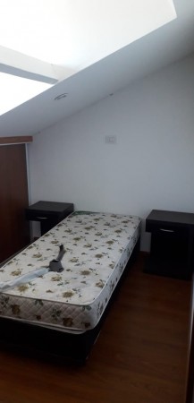 ALQUILER. TRIPLEX DE 5 AMBIENTES, CON PATIO Y QUINCHO