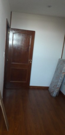 ALQUILER. TRIPLEX DE 5 AMBIENTES, CON PATIO Y QUINCHO