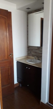 ALQUILER. TRIPLEX DE 5 AMBIENTES, CON PATIO Y QUINCHO