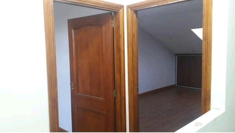 ALQUILER. TRIPLEX DE 5 AMBIENTES, CON PATIO Y QUINCHO