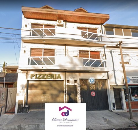 ALQUILER. TRIPLEX DE 5 AMBIENTES, CON PATIO Y QUINCHO