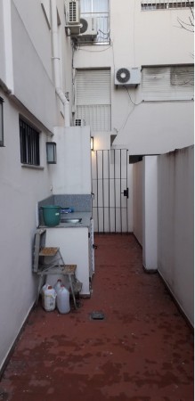 DEPARTAMENTO DE 2 AMBIENTES EN PLANTA BAJA CON PATIO SOBRE AV. MITRE.