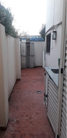 DEPARTAMENTO DE 2 AMBIENTES EN PLANTA BAJA CON PATIO SOBRE AV. MITRE.