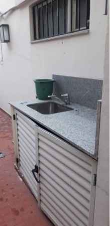 DEPARTAMENTO DE 2 AMBIENTES EN PLANTA BAJA CON PATIO SOBRE AV. MITRE.