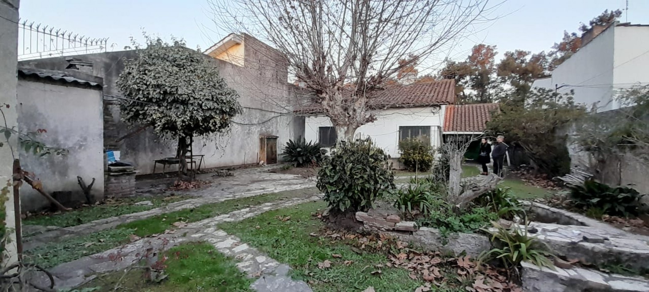 CASA DE 3 AMBIENTES, CON GARAJE Y GRAN FONDO