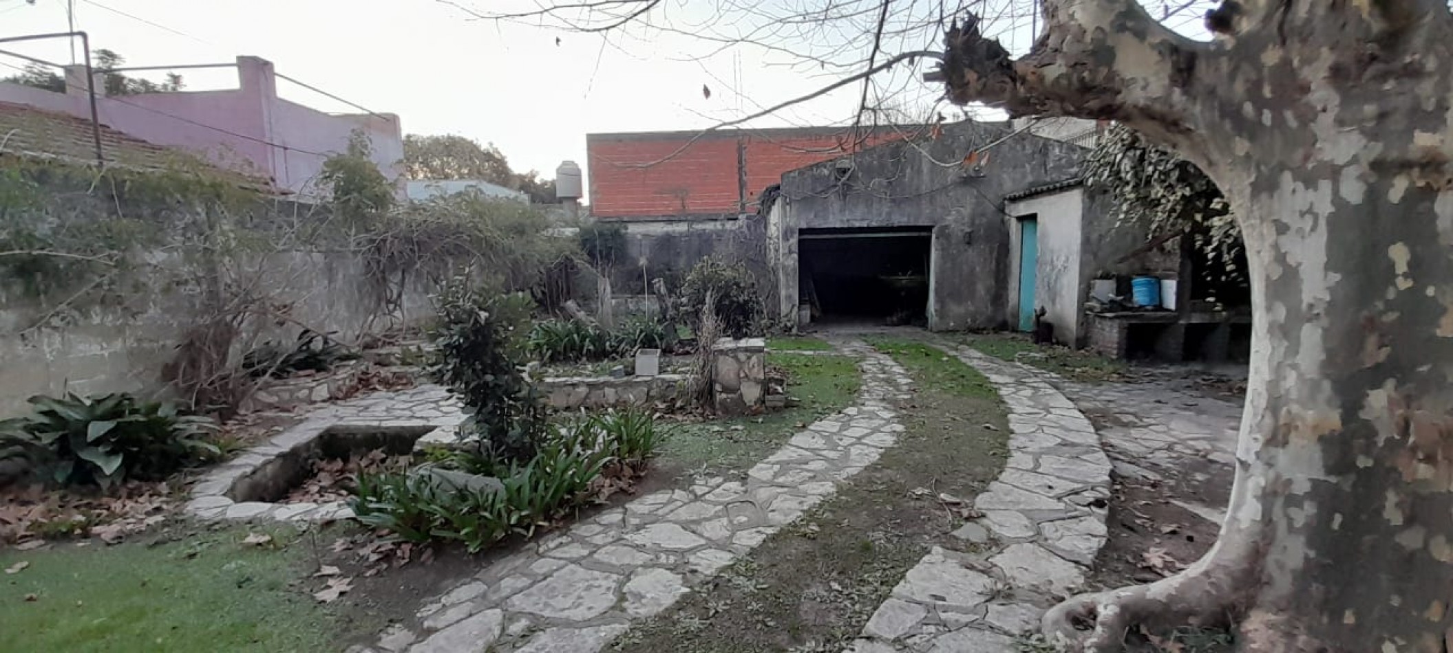 CASA DE 3 AMBIENTES, CON GARAJE Y GRAN FONDO