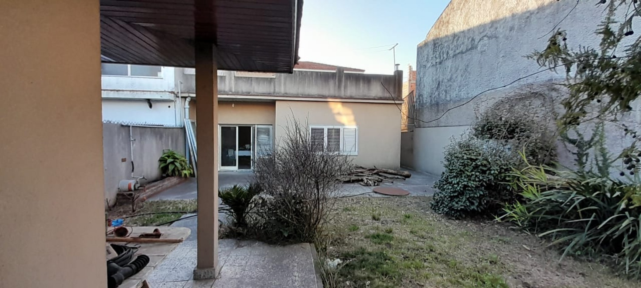 HERMOSA CASA DE 6 AMBIENTES CONSTRUIDA EN 2 PLANTAS SOBRE LOTE DE 330 M2