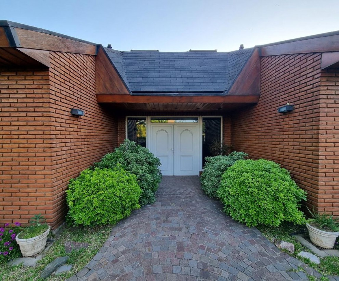 Hermosa casa tipo chalet en Barrio Cerrado - Escobar