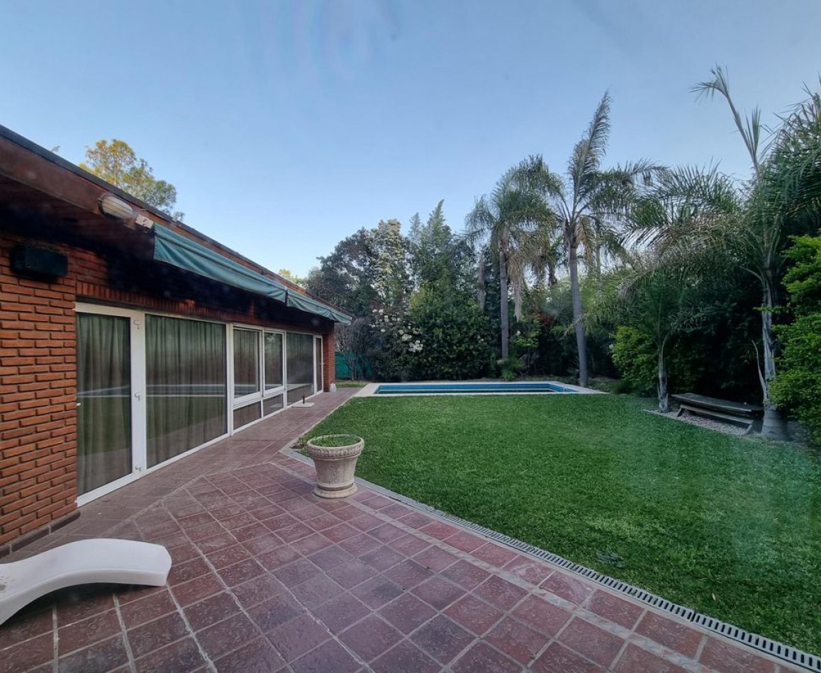 Hermosa casa tipo chalet en Barrio Cerrado - Escobar