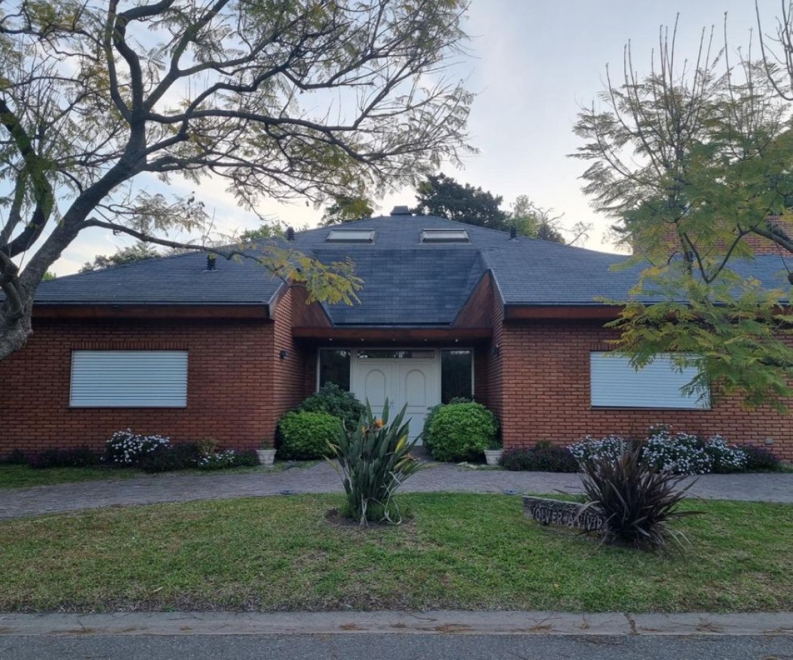 Hermosa casa tipo chalet en Barrio Cerrado - Escobar