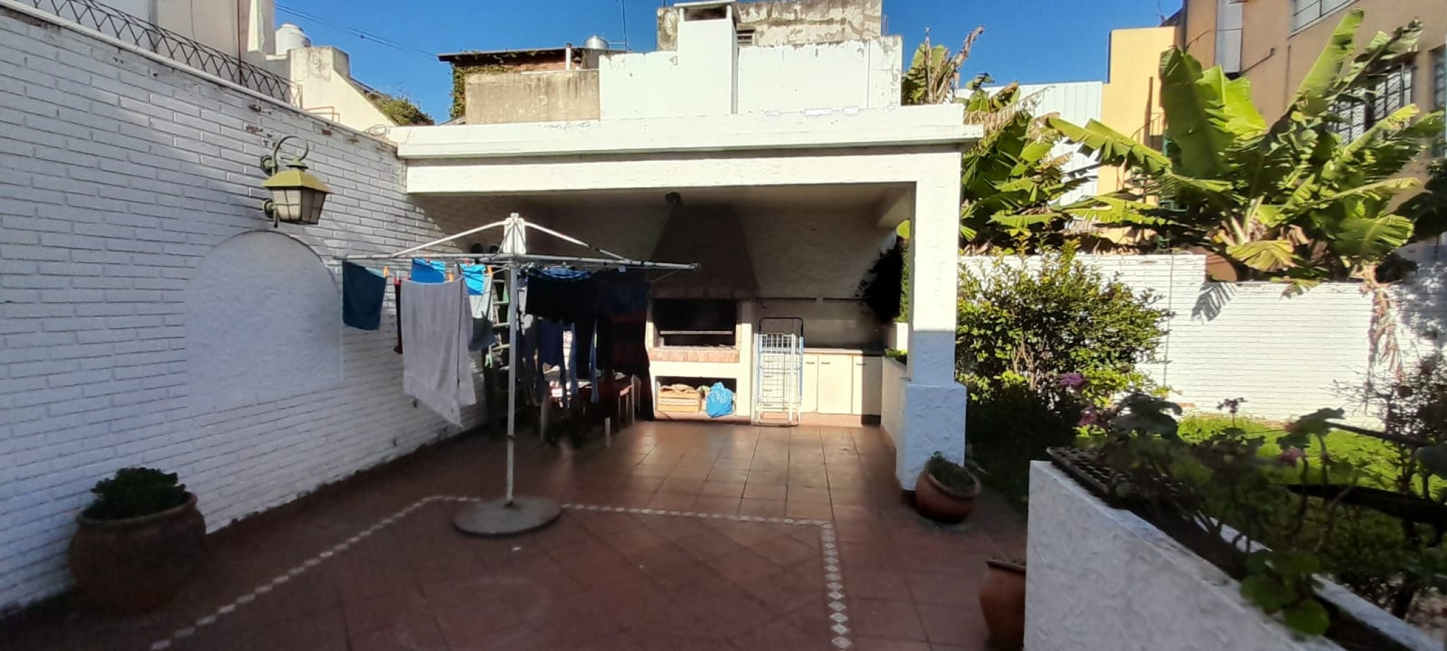 CASA DE 7 AMBIENTES MAS DEPENDENCIA DE 3 AMBIENTES. CON GARAGE, FONDO LIBRE, QUINCHO, PATIO Y DOBLE TERRAZA