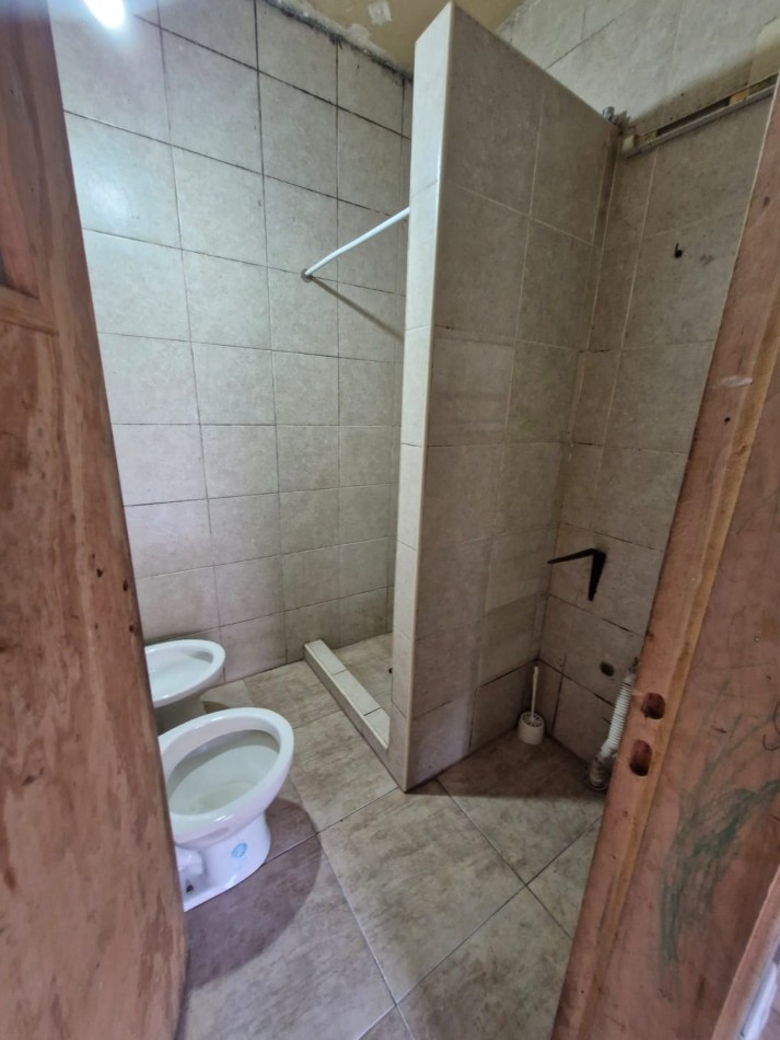 WILDE OESTE. VENTA DE LOTE DE 250 M2 CON 2 DUPLEX A TERMINAR Y CASA DE 3 AMBIENTES A REFACCIONAR.