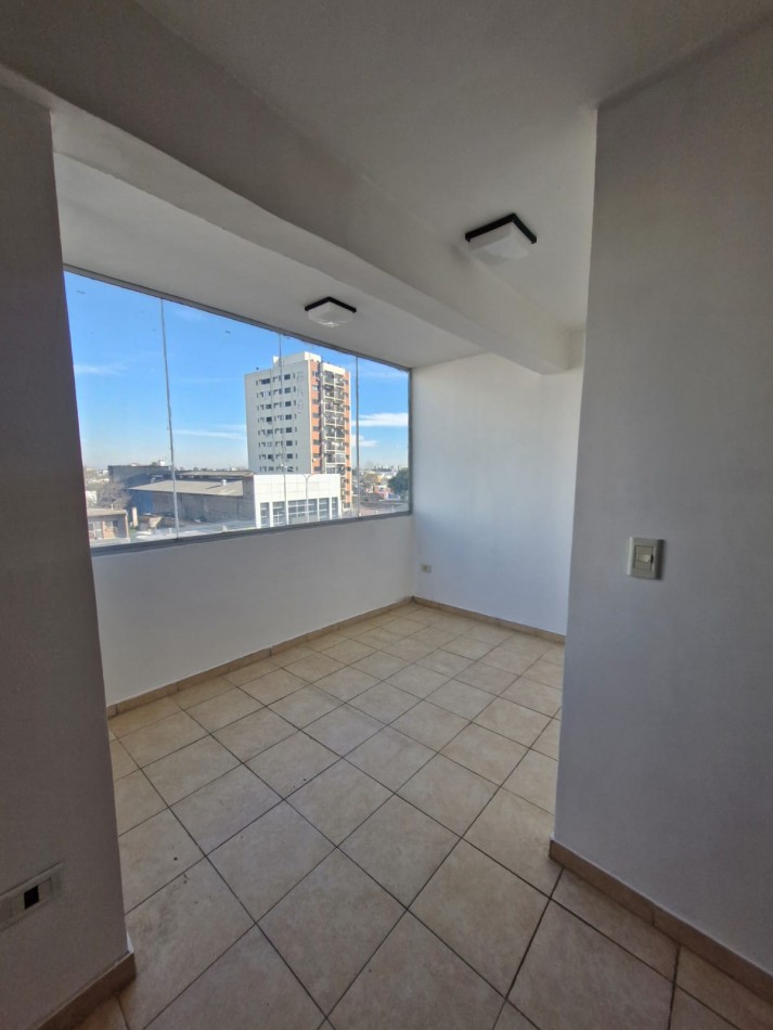 IMPECABLE MONOAMBIENTE DE 35 M2 SOBRE AV. MITRE. A METROS DE LA ESTACION DE TRENES DE SARANDI.