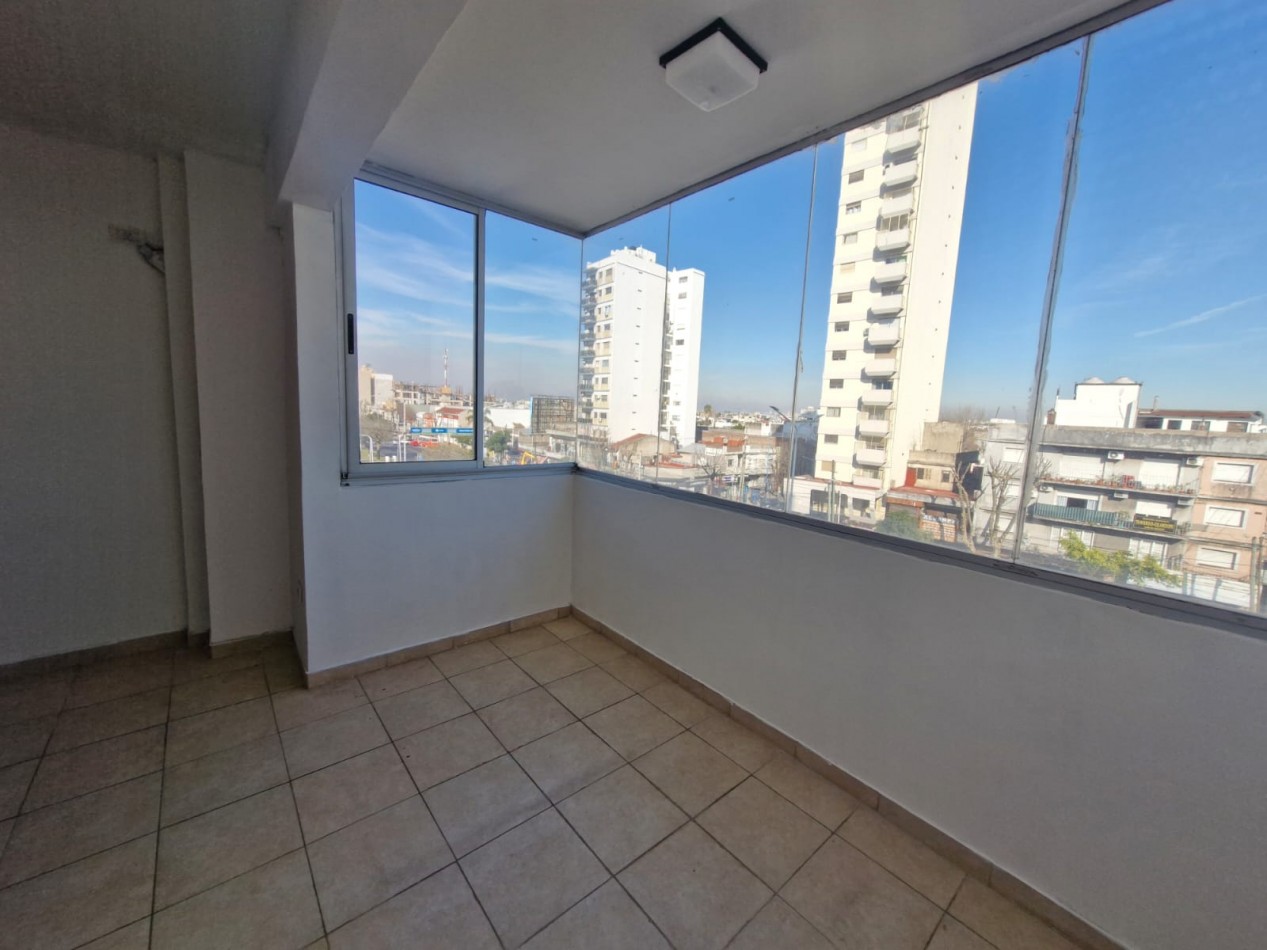 IMPECABLE MONOAMBIENTE DE 35 M2 SOBRE AV. MITRE. A METROS DE LA ESTACION DE TRENES DE SARANDI.