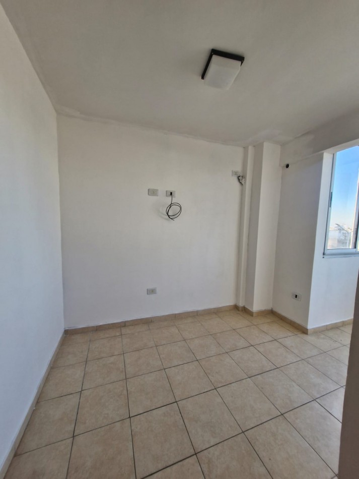 IMPECABLE MONOAMBIENTE DE 35 M2 SOBRE AV. MITRE. A METROS DE LA ESTACION DE TRENES DE SARANDI.