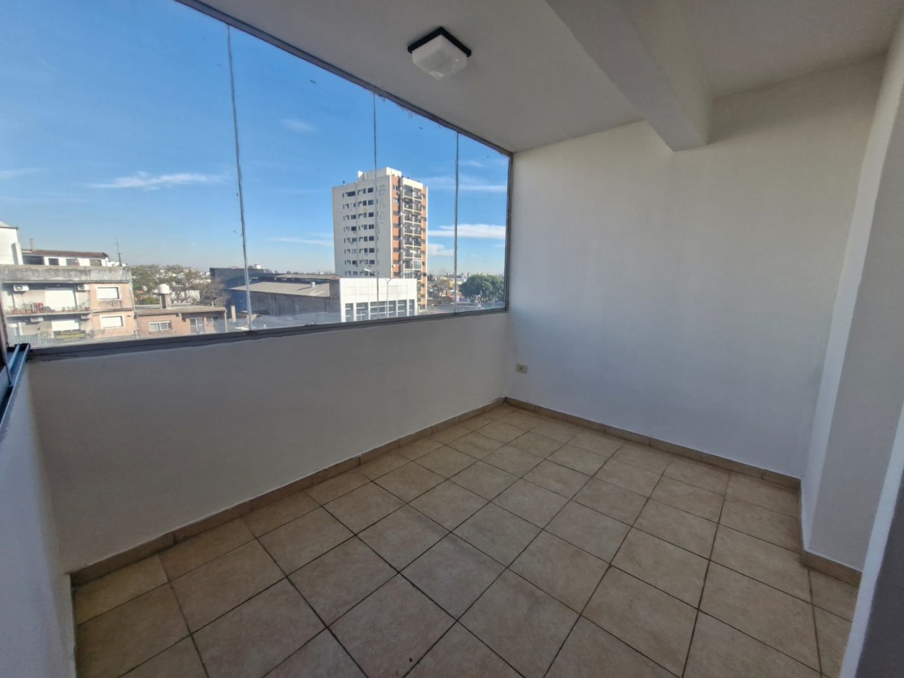 IMPECABLE MONOAMBIENTE DE 35 M2 SOBRE AV. MITRE. A METROS DE LA ESTACION DE TRENES DE SARANDI.