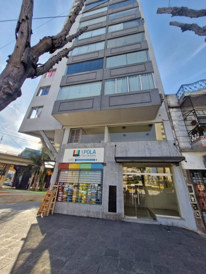 IMPECABLE MONOAMBIENTE DE 35 M2 SOBRE AV. MITRE. A METROS DE LA ESTACION DE TRENES DE SARANDI.