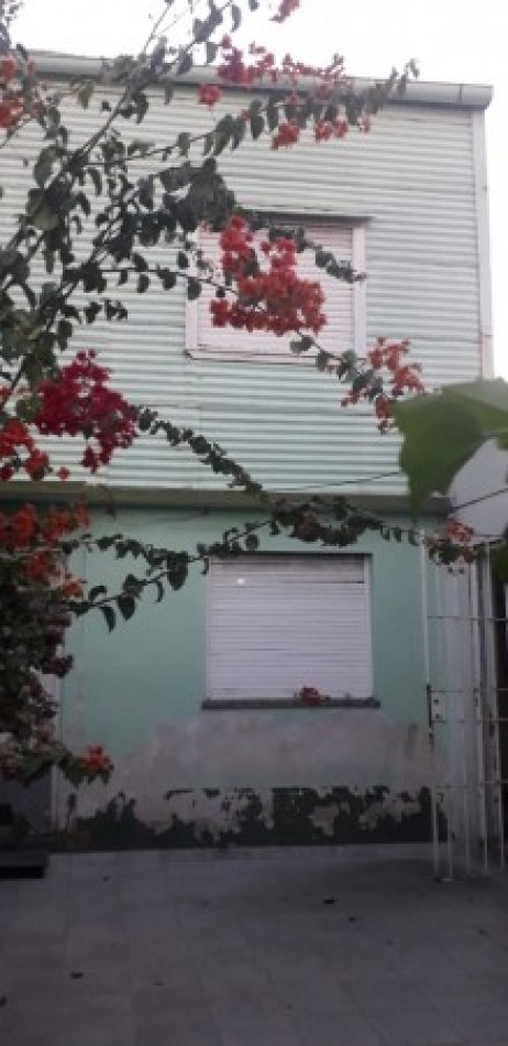 CASA DE CONSTRUCCION MIXTA EN DOS PLANTAS. 3 AMBIENTES. GARAJE, JARDIN Y PATIO.