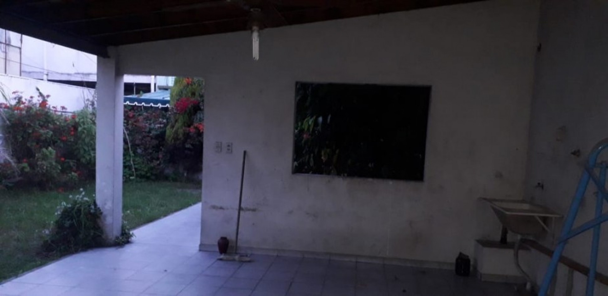 CASA DE CONSTRUCCION MIXTA EN DOS PLANTAS. 3 AMBIENTES. GARAJE, JARDIN Y PATIO.