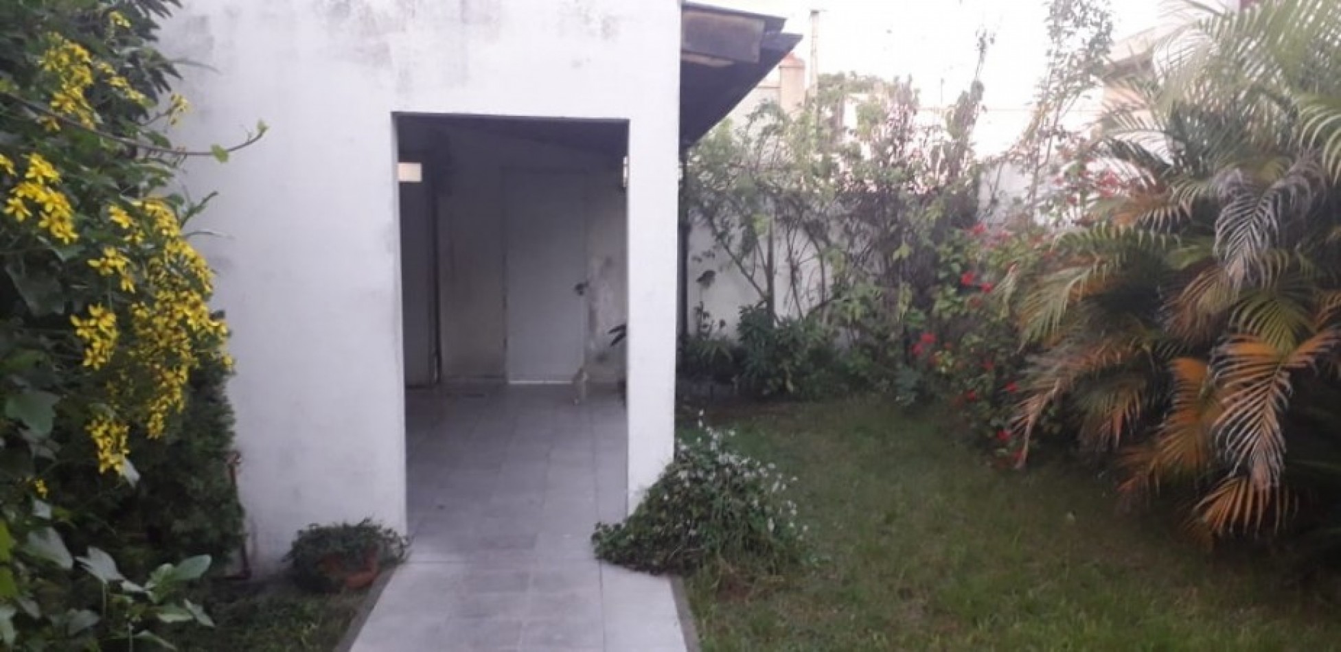 CASA DE CONSTRUCCION MIXTA EN DOS PLANTAS. 3 AMBIENTES. GARAJE, JARDIN Y PATIO.