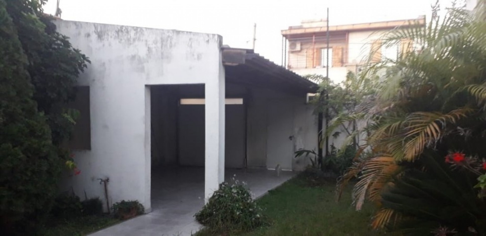 CASA DE CONSTRUCCION MIXTA EN DOS PLANTAS. 3 AMBIENTES. GARAJE, JARDIN Y PATIO.
