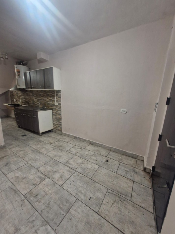 WILDE, AVELLANEDA. ALQUILER DE DPTO. TIPO CASA DE 3 AMBIENTES Y TERRAZA.