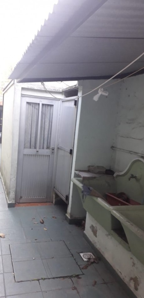 CASA DE CONSTRUCCION MIXTA PARA DOS FAMILIAS. CON PATIO Y ENTRADA PARA AUTO.