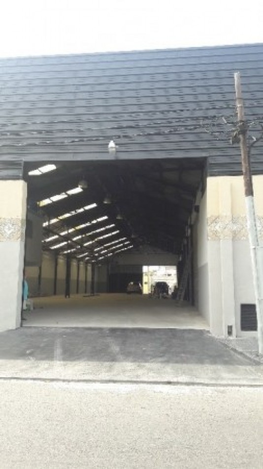AVELLANEDA. ALQUILER DE NAVE INDUSTRIAL. REACONDICIONADA A NUEVO, CON OFICINAS, KITCHENETTES, BAÑOS Y VESTUARIOS. 2000 MTS2 APROX.