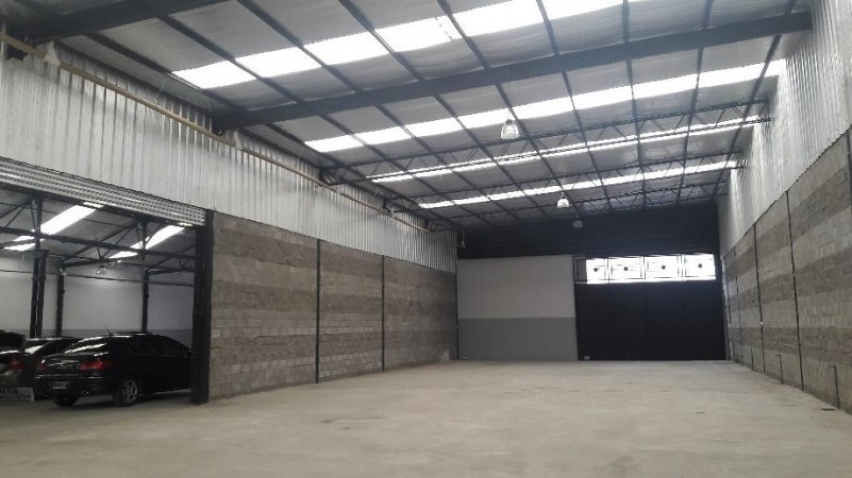 AVELLANEDA. ALQUILER DE NAVE INDUSTRIAL. REACONDICIONADA A NUEVO, CON OFICINAS, KITCHENETTES, BAÑOS Y VESTUARIOS. 2000 MTS2 APROX.