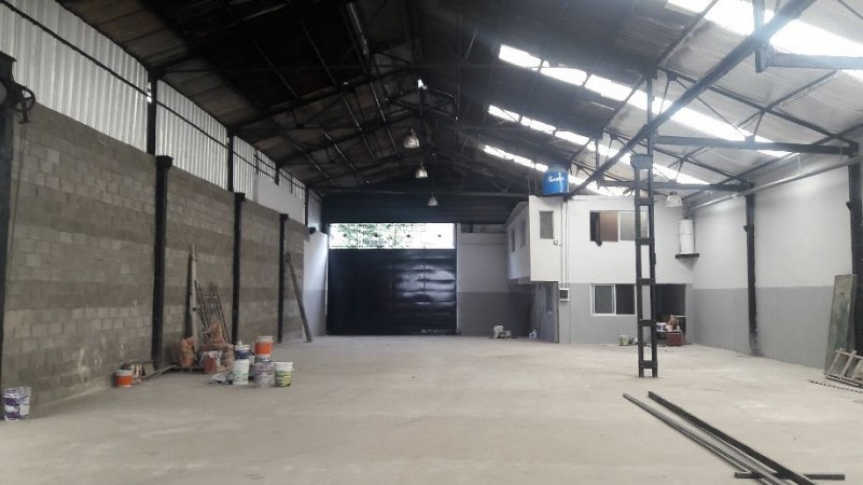 AVELLANEDA. ALQUILER DE NAVE INDUSTRIAL. REACONDICIONADA A NUEVO, CON OFICINAS, KITCHENETTES, BAÑOS Y VESTUARIOS. 2000 MTS2 APROX.