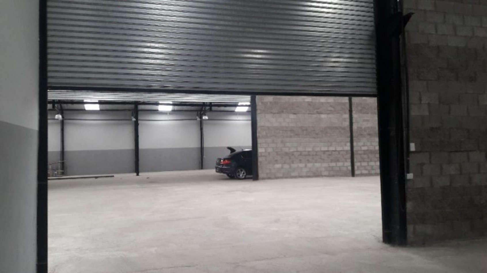 AVELLANEDA. ALQUILER DE NAVE INDUSTRIAL. REACONDICIONADA A NUEVO, CON OFICINAS, KITCHENETTES, BAÑOS Y VESTUARIOS. 2000 MTS2 APROX.