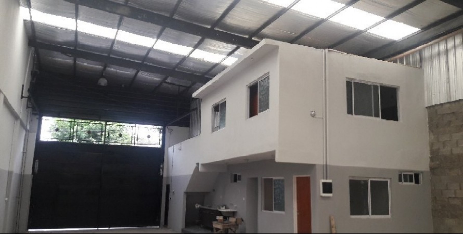 AVELLANEDA. ALQUILER DE NAVE INDUSTRIAL. REACONDICIONADA A NUEVO, CON OFICINAS, KITCHENETTES, BAÑOS Y VESTUARIOS. 2000 MTS2 APROX.