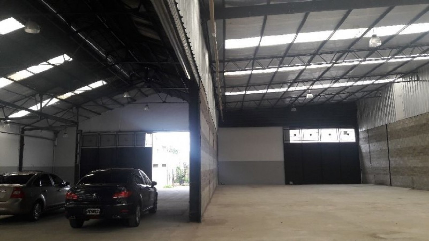 AVELLANEDA. ALQUILER DE NAVE INDUSTRIAL. REACONDICIONADA A NUEVO, CON OFICINAS, KITCHENETTES, BAÑOS Y VESTUARIOS. 2000 MTS2 APROX.
