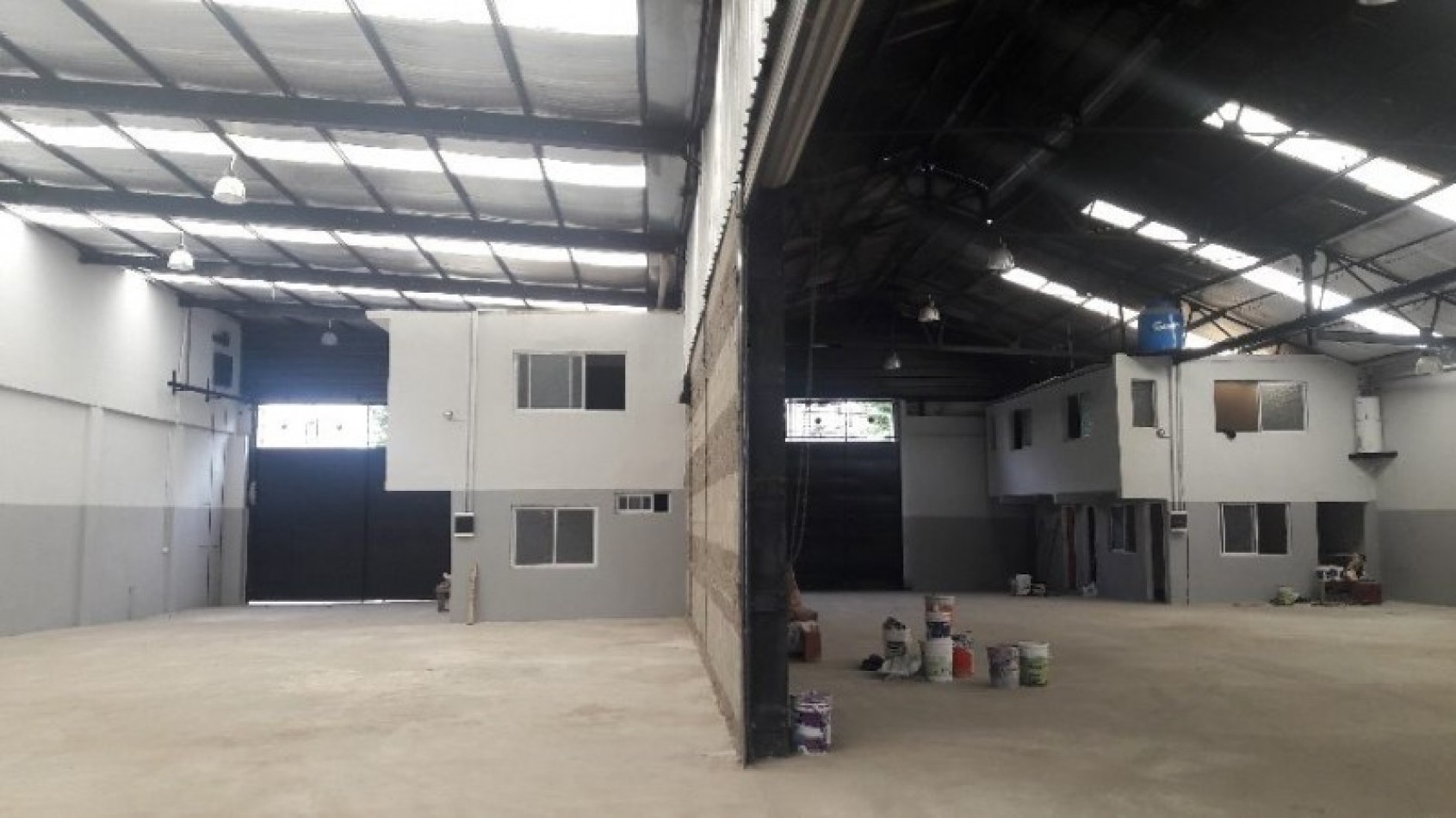 AVELLANEDA. ALQUILER DE NAVE INDUSTRIAL. REACONDICIONADA A NUEVO, CON OFICINAS, KITCHENETTES, BAÑOS Y VESTUARIOS. 2000 MTS2 APROX.
