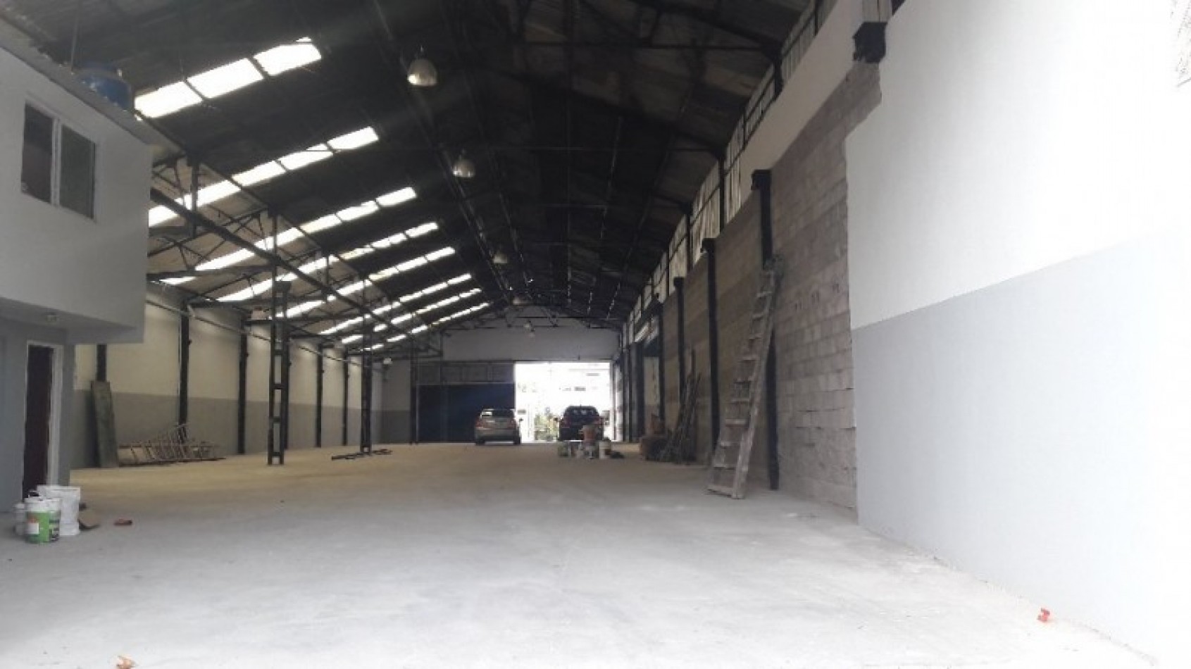 AVELLANEDA. ALQUILER DE NAVE INDUSTRIAL. REACONDICIONADA A NUEVO, CON OFICINAS, KITCHENETTES, BAÑOS Y VESTUARIOS. 2000 MTS2 APROX.