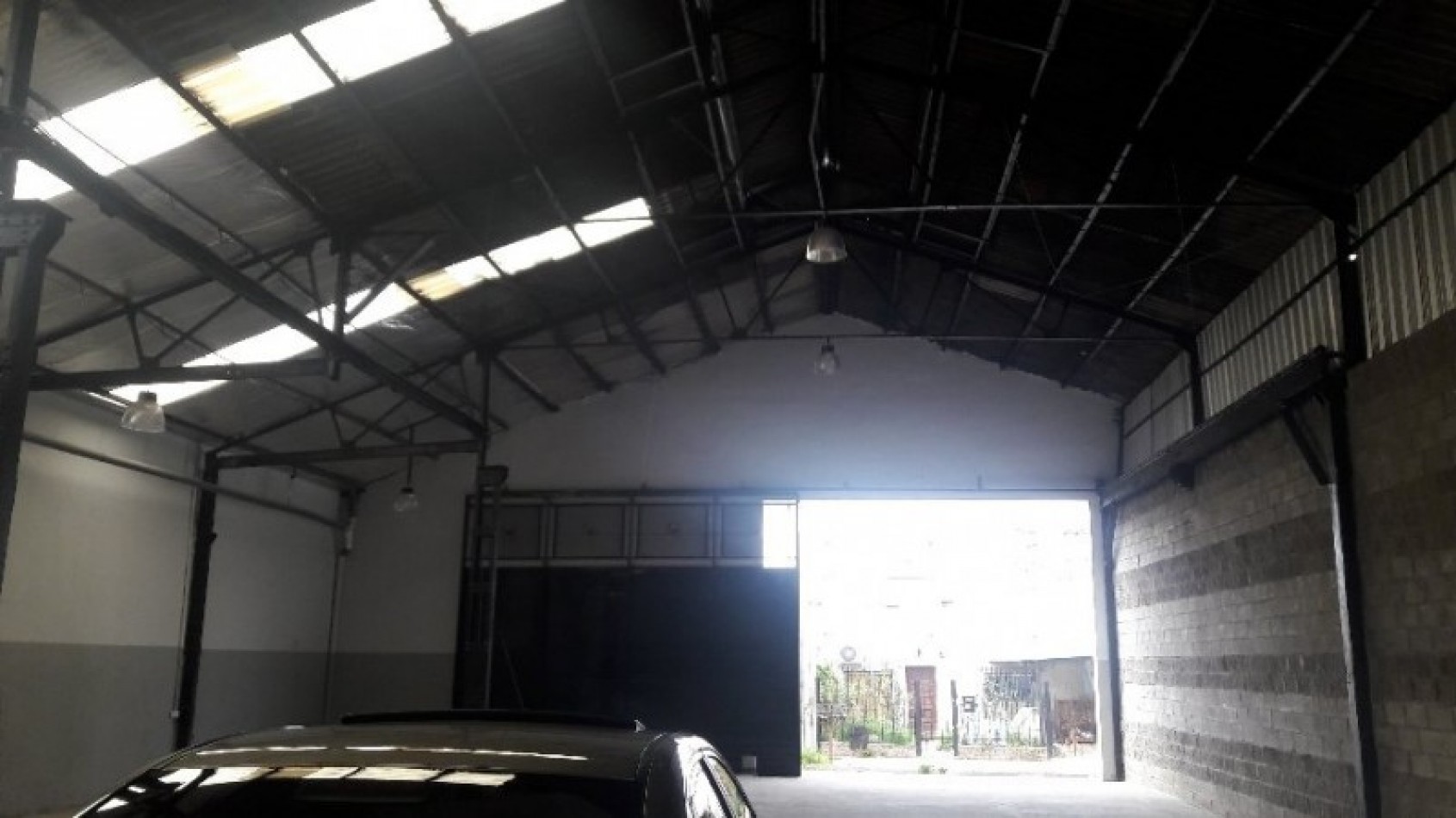 AVELLANEDA. ALQUILER DE NAVE INDUSTRIAL. REACONDICIONADA A NUEVO, CON OFICINAS, KITCHENETTES, BAÑOS Y VESTUARIOS. 2000 MTS2 APROX.