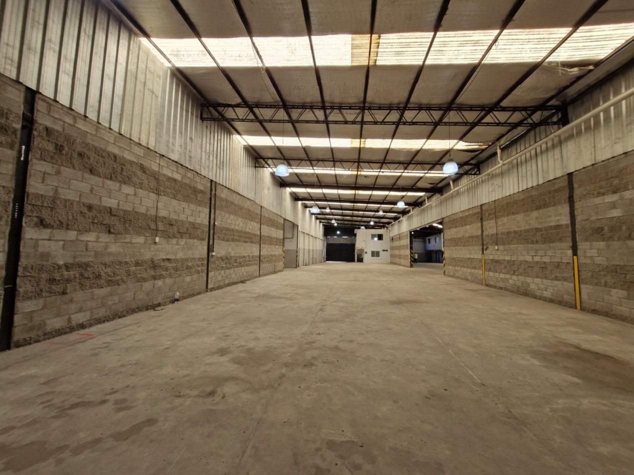 AVELLANEDA. ALQUILER DE NAVE INDUSTRIAL. REACONDICIONADA A NUEVO, CON OFICINAS, KITCHENETTES, BAÑOS Y VESTUARIOS. 2000 MTS2 APROX.
