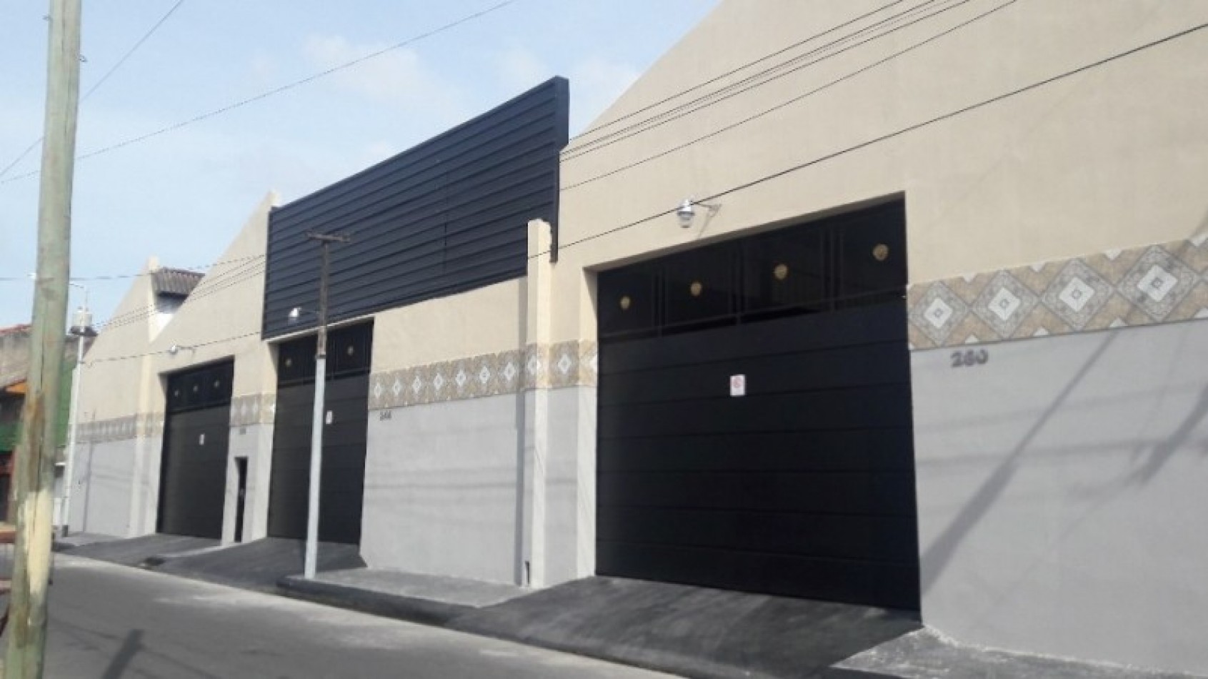 AVELLANEDA. ALQUILER DE NAVE INDUSTRIAL. REACONDICIONADA A NUEVO, CON OFICINAS, KITCHENETTES, BAÑOS Y VESTUARIOS. 2000 MTS2 APROX.