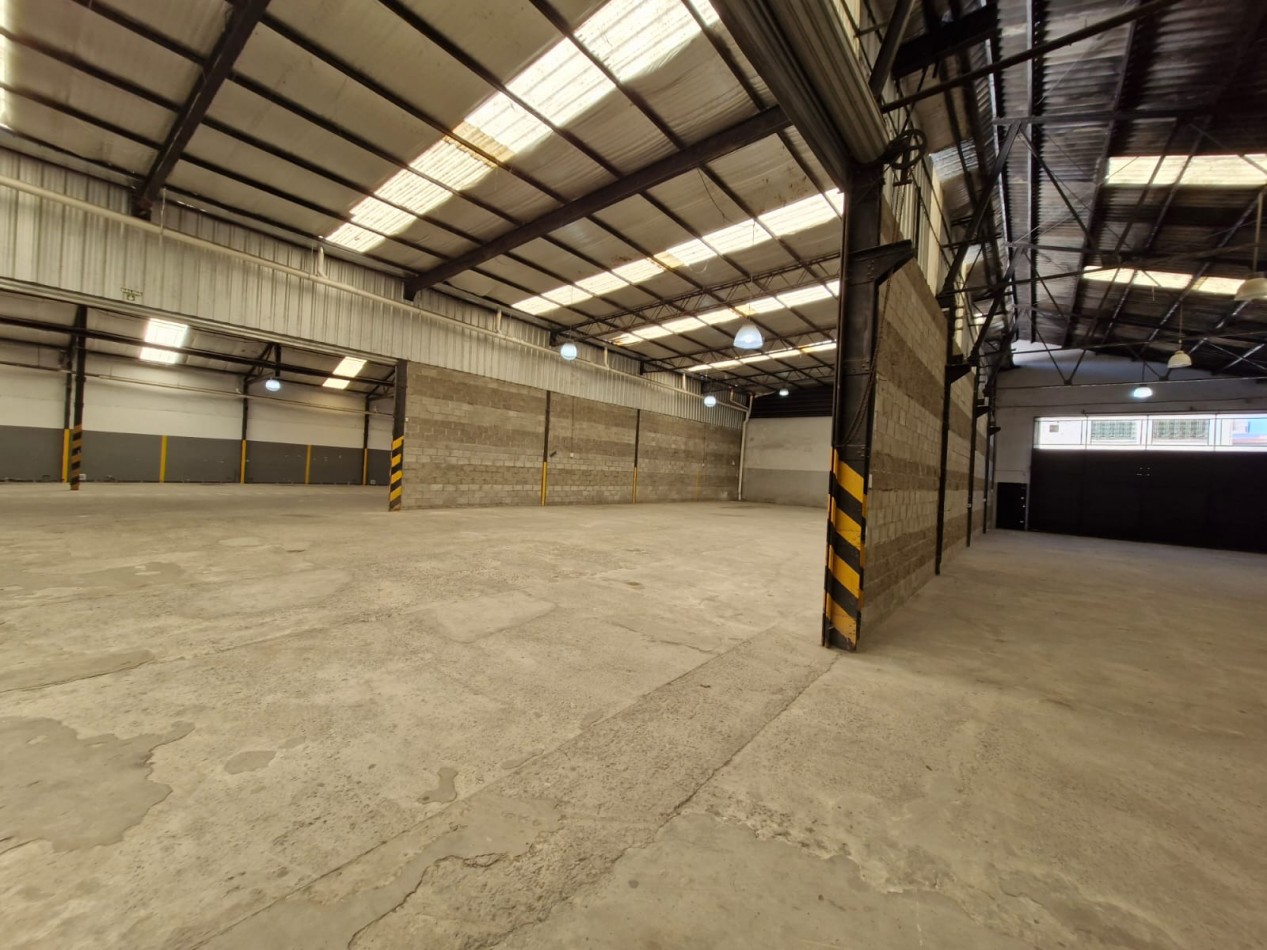 AVELLANEDA. ALQUILER DE NAVE INDUSTRIAL. REACONDICIONADA A NUEVO, CON OFICINAS, KITCHENETTES, BAÑOS Y VESTUARIOS. 2000 MTS2 APROX.