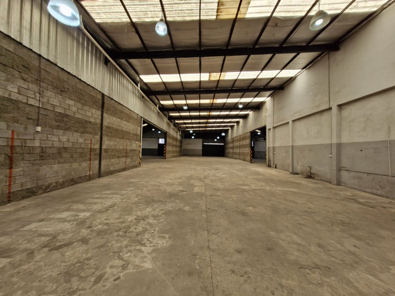 AVELLANEDA. ALQUILER DE NAVE INDUSTRIAL. REACONDICIONADA A NUEVO, CON OFICINAS, KITCHENETTES, BAÑOS Y VESTUARIOS. 2000 MTS2 APROX.