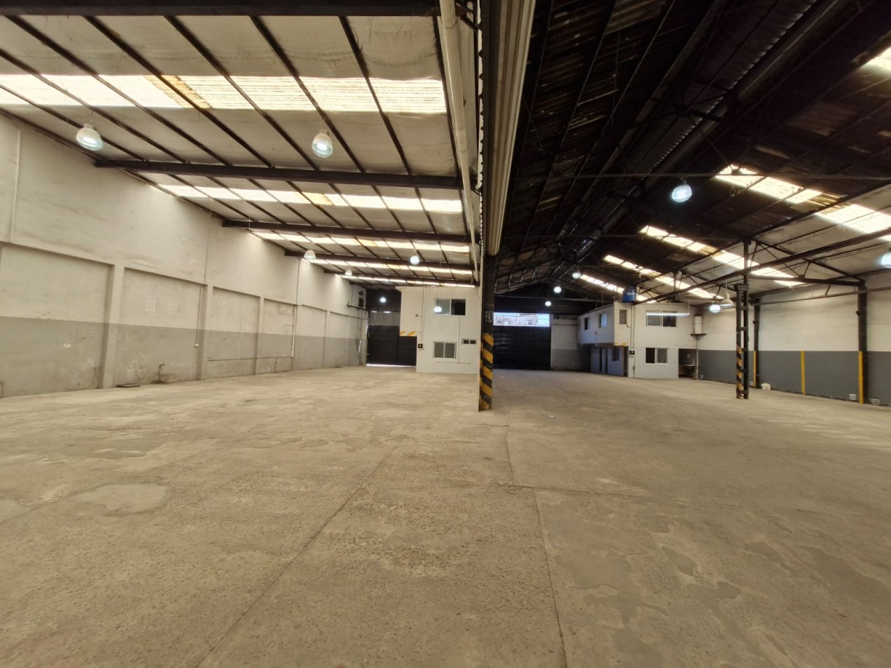 AVELLANEDA. ALQUILER DE NAVE INDUSTRIAL. REACONDICIONADA A NUEVO, CON OFICINAS, KITCHENETTES, BAÑOS Y VESTUARIOS. 2000 MTS2 APROX.