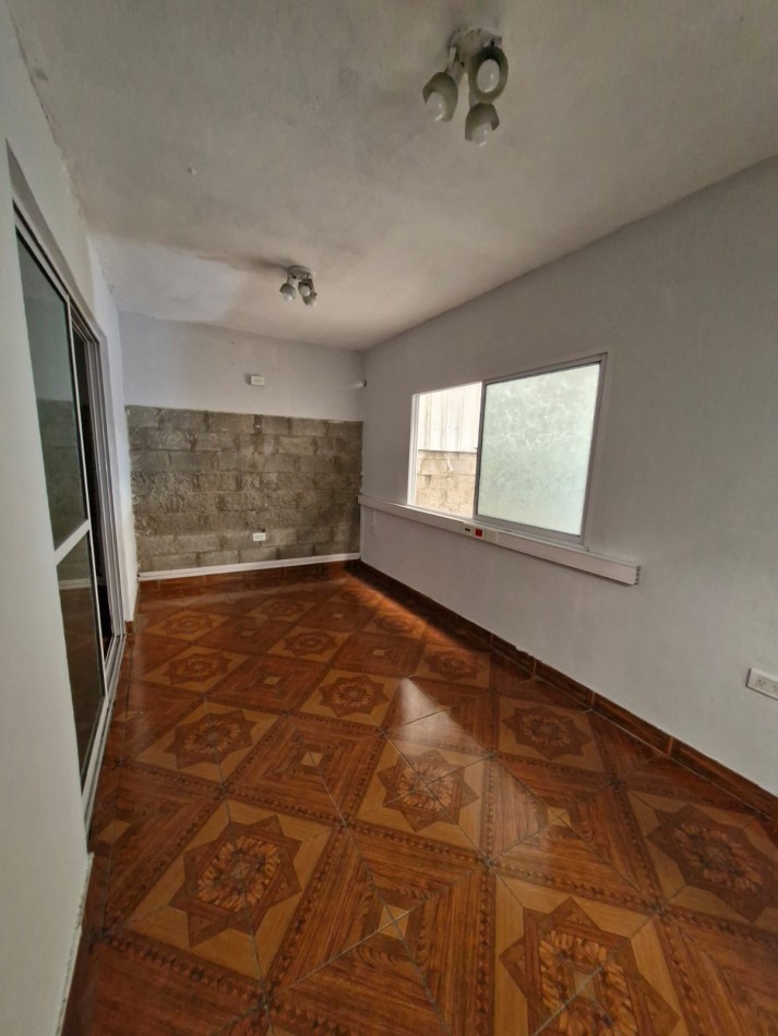 AVELLANEDA. ALQUILER DE NAVE INDUSTRIAL. REACONDICIONADA A NUEVO, CON OFICINAS, KITCHENETTES, BAÑOS Y VESTUARIOS. 2000 MTS2 APROX.