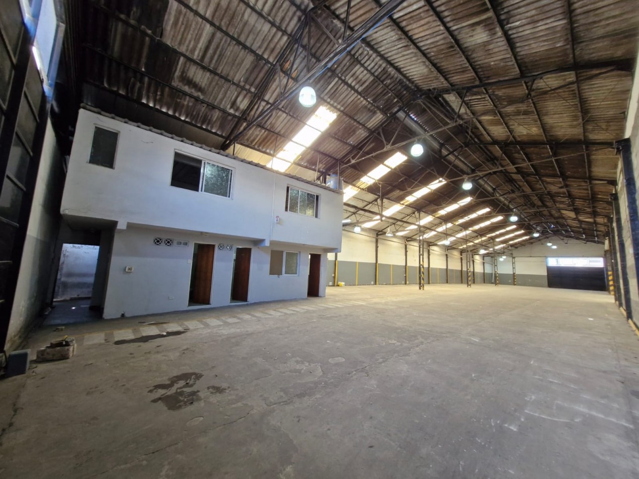 AVELLANEDA. ALQUILER DE NAVE INDUSTRIAL. REACONDICIONADA A NUEVO, CON OFICINAS, KITCHENETTES, BAÑOS Y VESTUARIOS. 2000 MTS2 APROX.