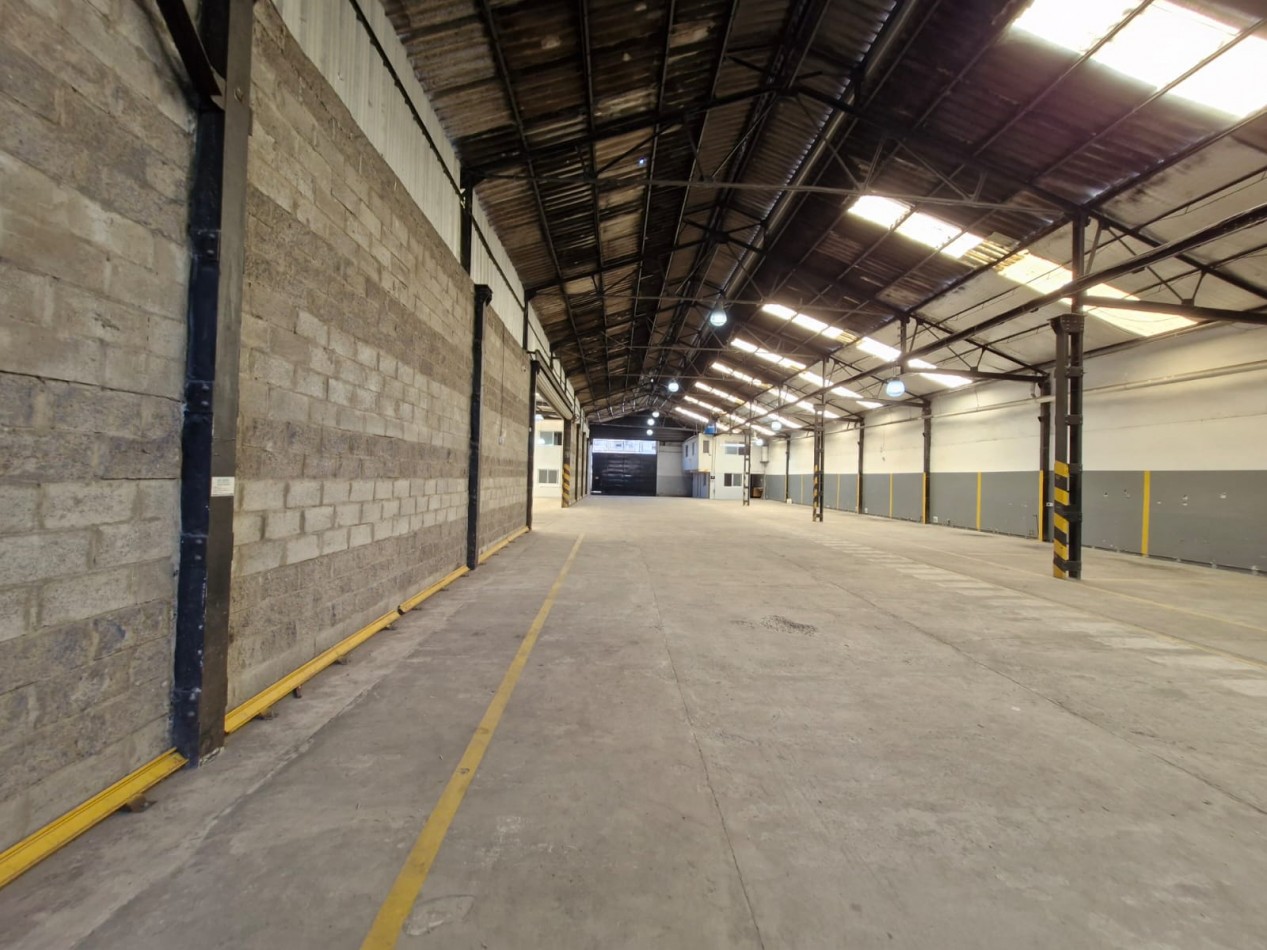 AVELLANEDA. ALQUILER DE GALPON DE 708 M2 CUBIERTOS EN PLANTA BAJA, MAS OFICINAS, KITCHENETTES, BAÑOS Y VESTUARIOS. CON SALIDA A DOS CALLES