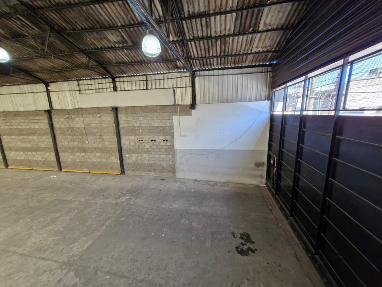 AVELLANEDA. ALQUILER DE GALPON DE 708 M2 CUBIERTOS EN PLANTA BAJA, MAS OFICINAS, KITCHENETTES, BAÑOS Y VESTUARIOS. CON SALIDA A DOS CALLES