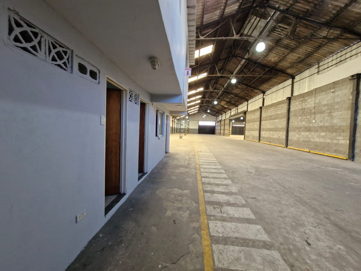 AVELLANEDA. ALQUILER DE GALPON DE 708 M2 CUBIERTOS EN PLANTA BAJA, MAS OFICINAS, KITCHENETTES, BAÑOS Y VESTUARIOS. CON SALIDA A DOS CALLES