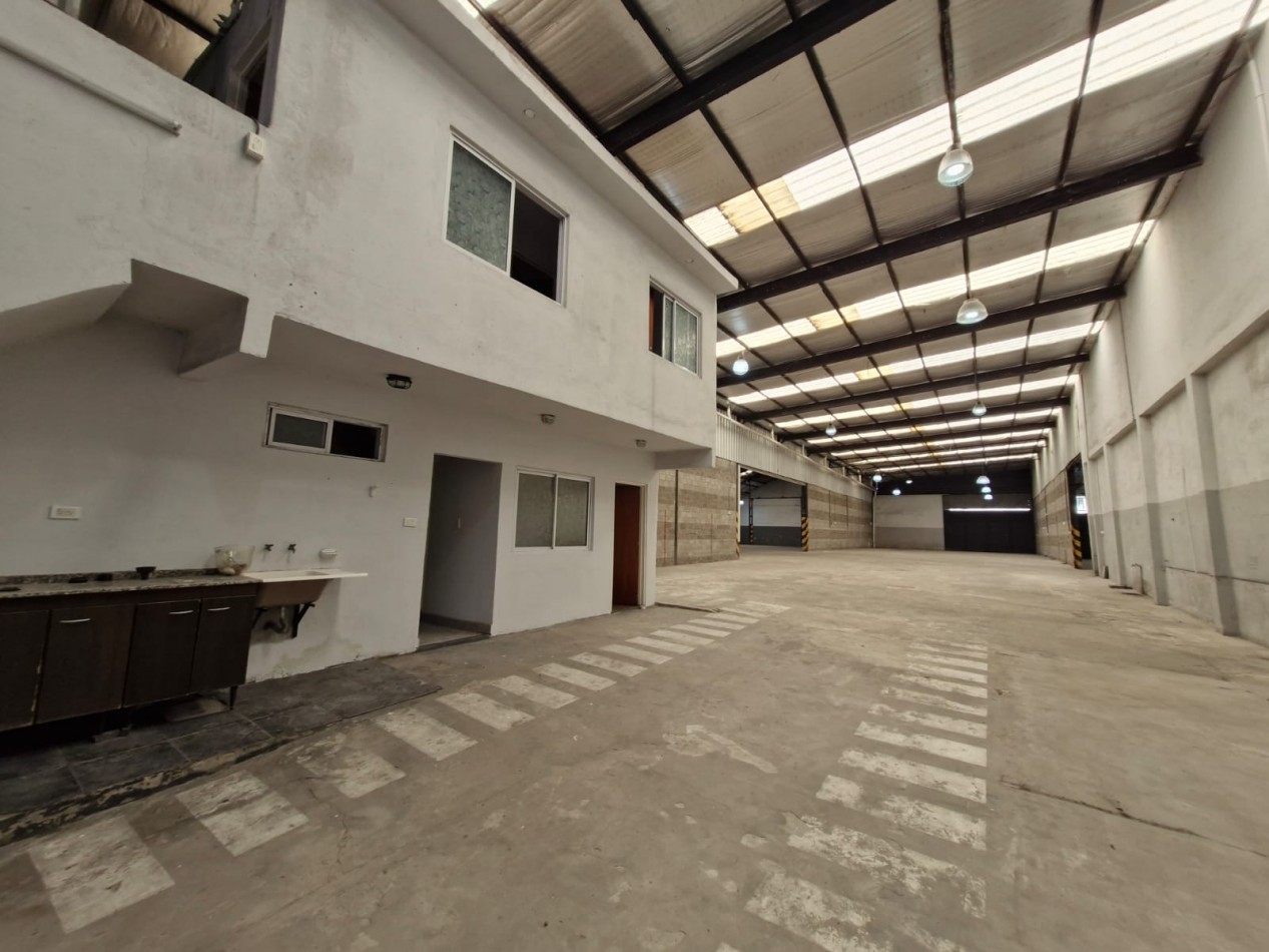 AVELLANEDA. ALQUILER DE NAVE INDUSTRIAL DE 1180 M2 CUBIERTOS EN PLANTA BAJA. CON SALIDA A DOS CALLES, OFICINAS, KITCHENETTES, BAÑOS Y VESTUARIOS.