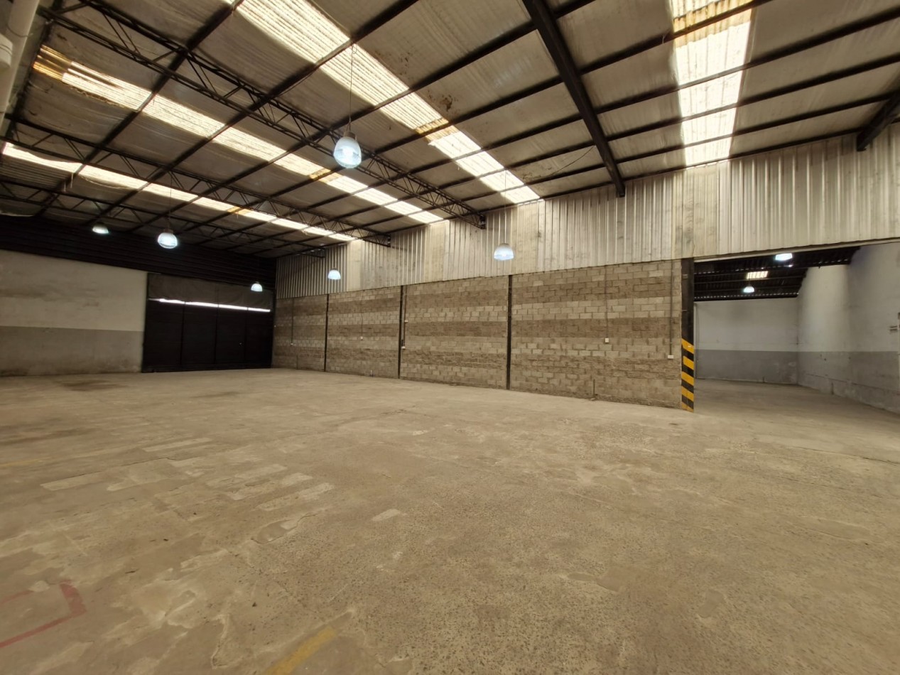 AVELLANEDA. ALQUILER DE NAVE INDUSTRIAL DE 1180 M2 CUBIERTOS EN PLANTA BAJA. CON SALIDA A DOS CALLES, OFICINAS, KITCHENETTES, BAÑOS Y VESTUARIOS.