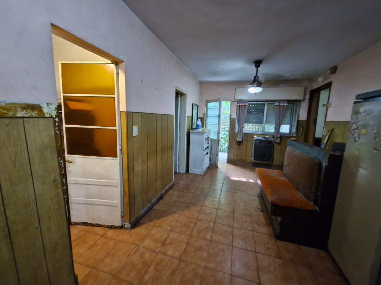 CRUCECITA - CASA EN VENTA DE 3 AMBIENTES CON JARDIN, PATIO Y ENTRADA PARA VEHICULO. APTA CREDITO.